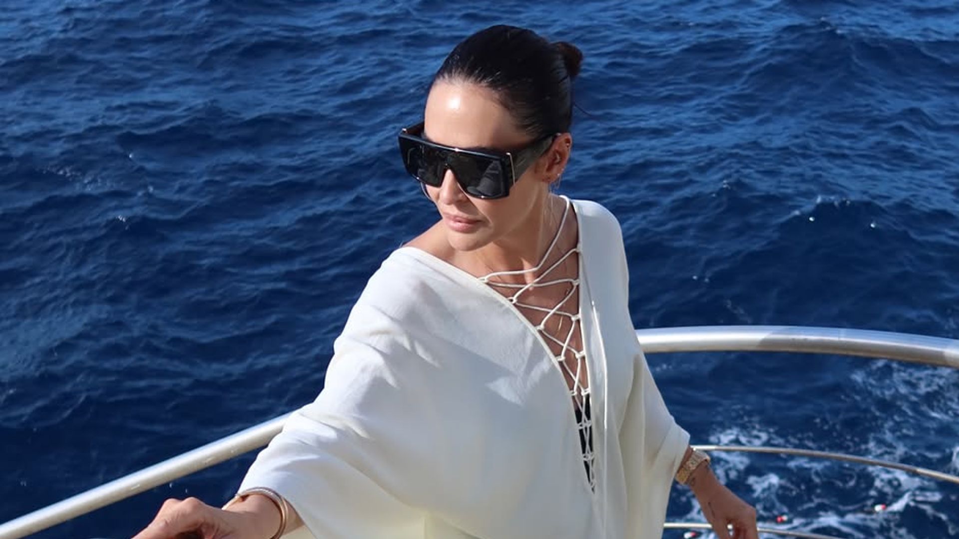 Vicky Martín Berrocal se adelanta al verano con un caftán blanco en Capri, Italia, 2026.