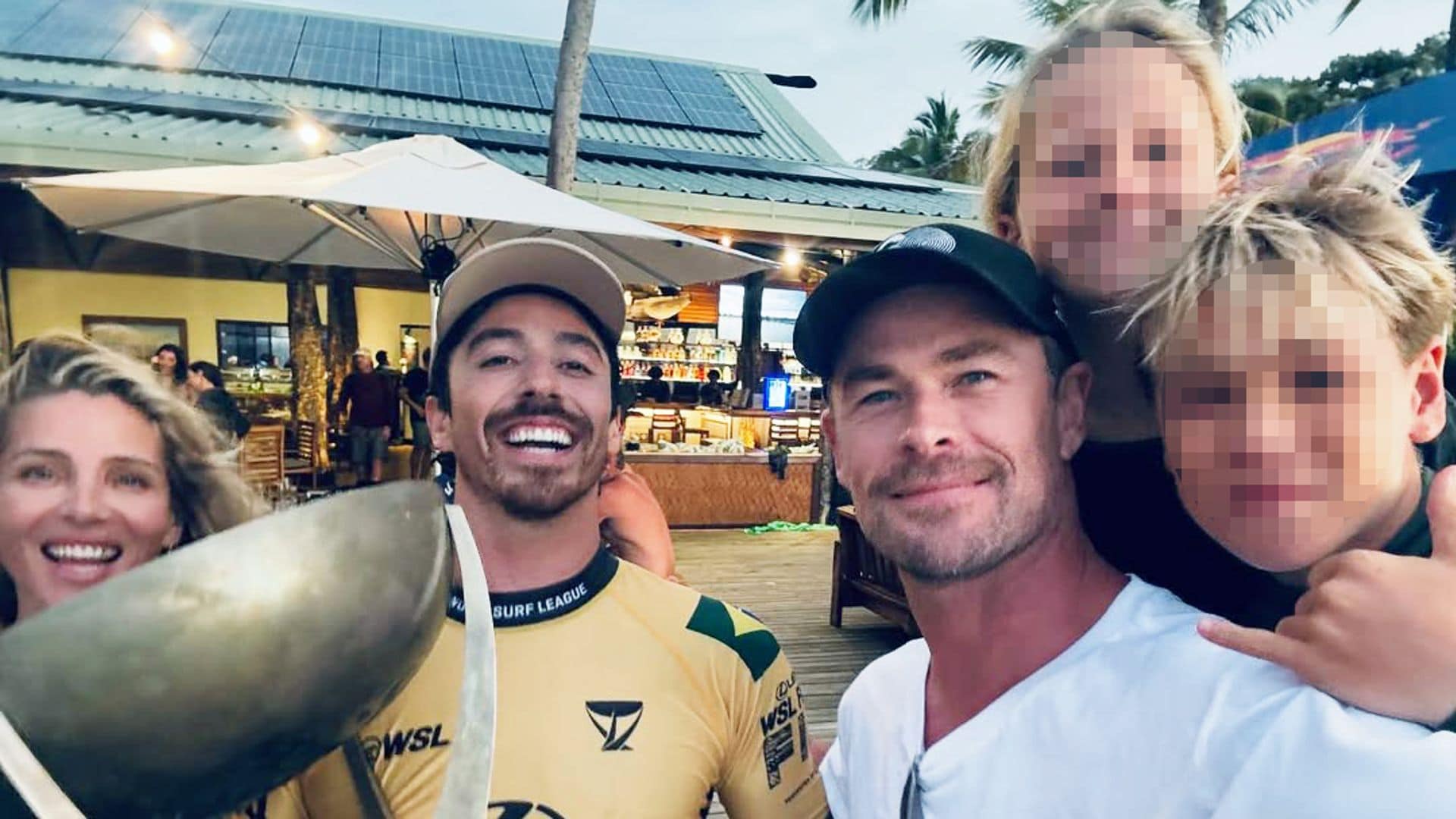 Chris Hemsworth, Elsa Pataki, el surfista Yago Dora y sus hijos durante sus vacaciones en Fiyi