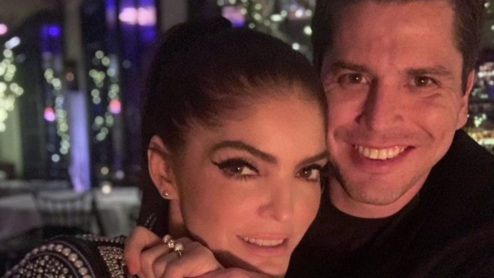 Como pocas veces, Ana Bárbara posa junto a su novio en redes sociales