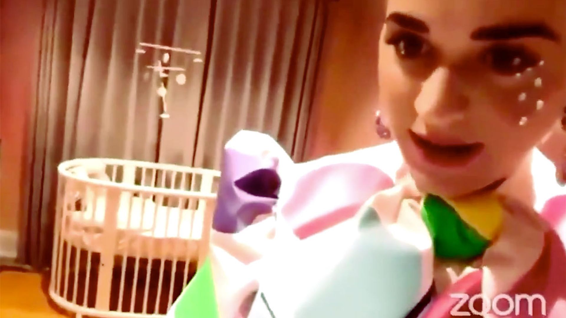 Katy Perry muestra la habitación de su bebé a punto de ser mamá