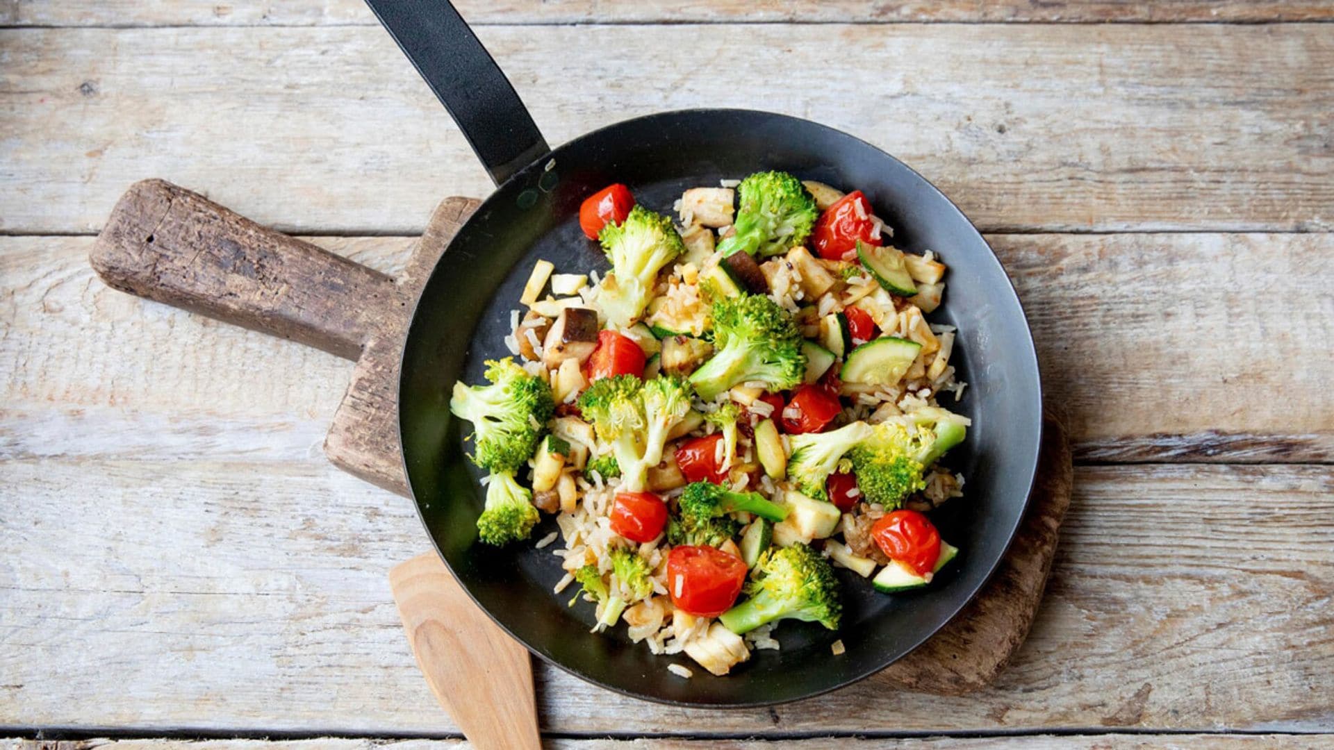 Salteado de brócoli con arroz y otros vegetales