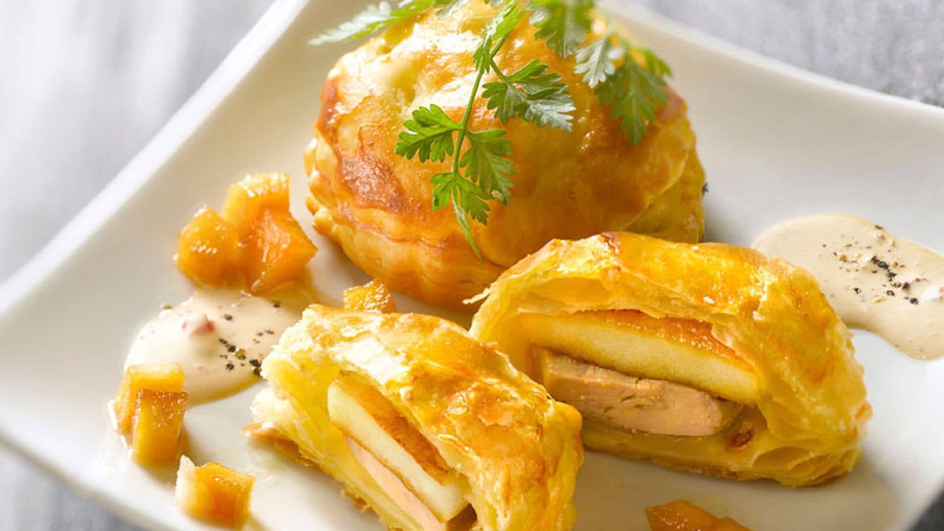 Hojaldres rellenos de manzana y foie con salsa a la pimienta