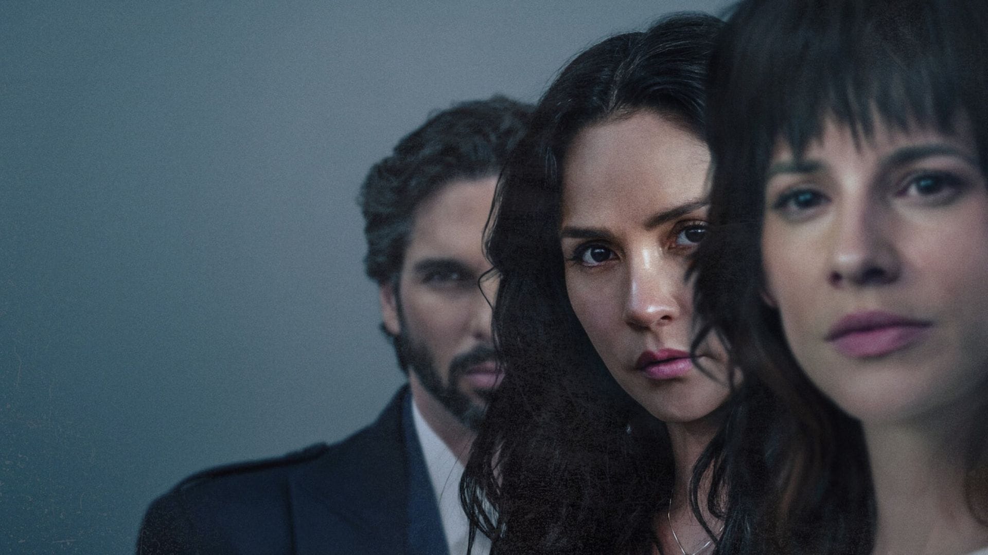 Jason Day, Carmen Villalobos y Laura Londoño en 'La Huésped', de Netflix.