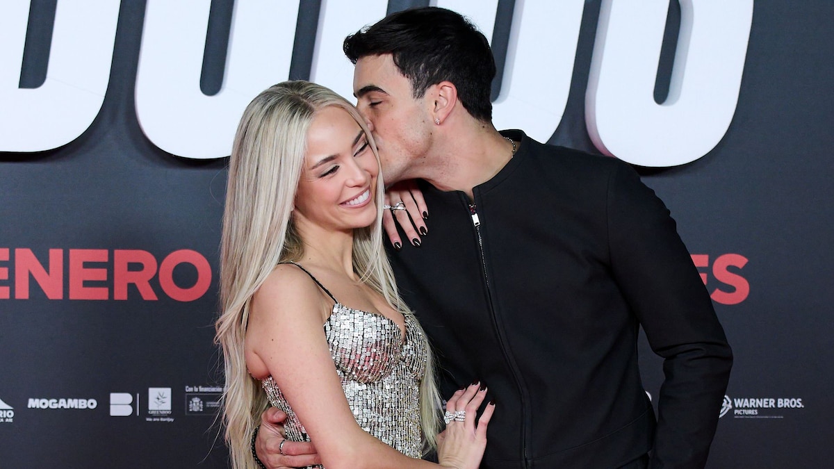Ana Mena y Óscar Casas: un vestidazo de lentejuelas, besos y gran complicidad en el estreno de la película en la que se enamoraron