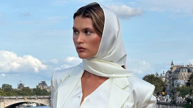 Chloe Lecareux en París con conjunto blanco