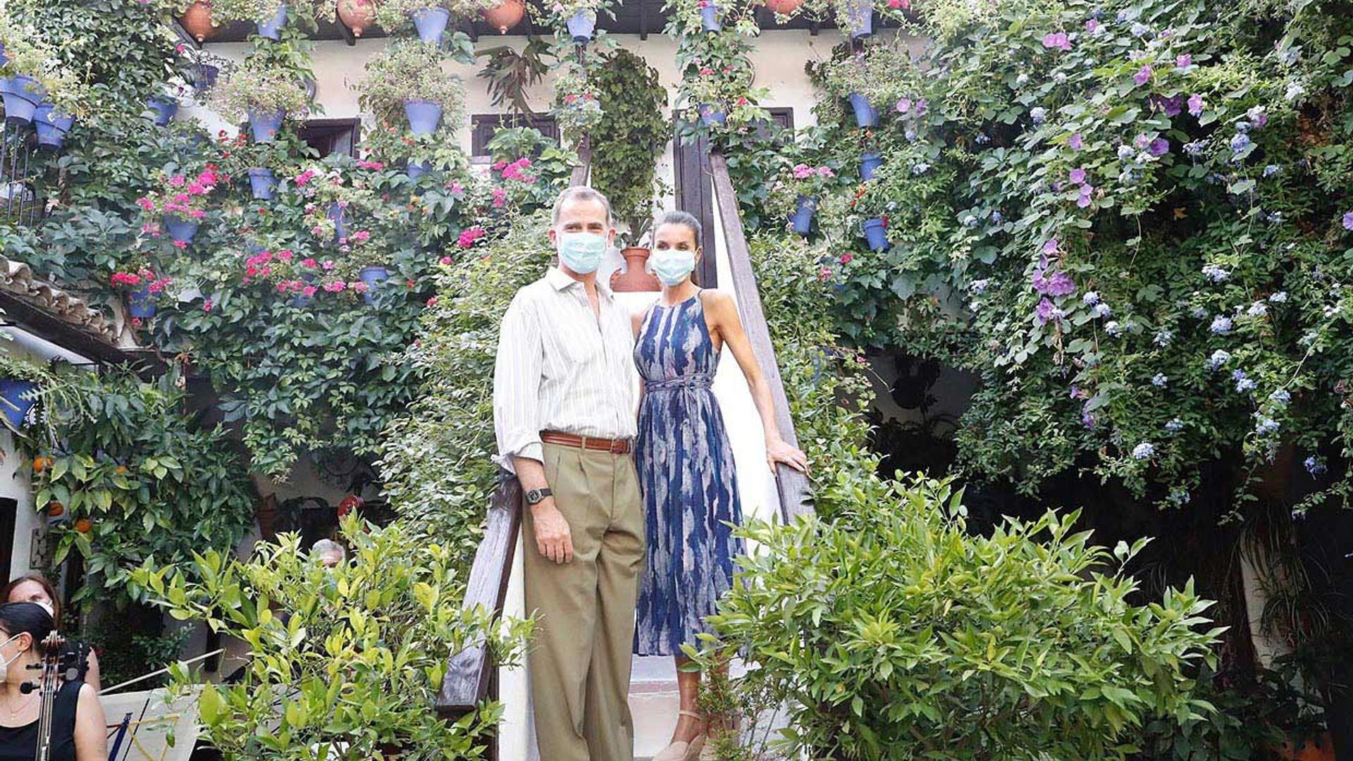 Los Reyes se dan un baño de multitudes ¡y de flores! en su visita a los patios de Córdoba