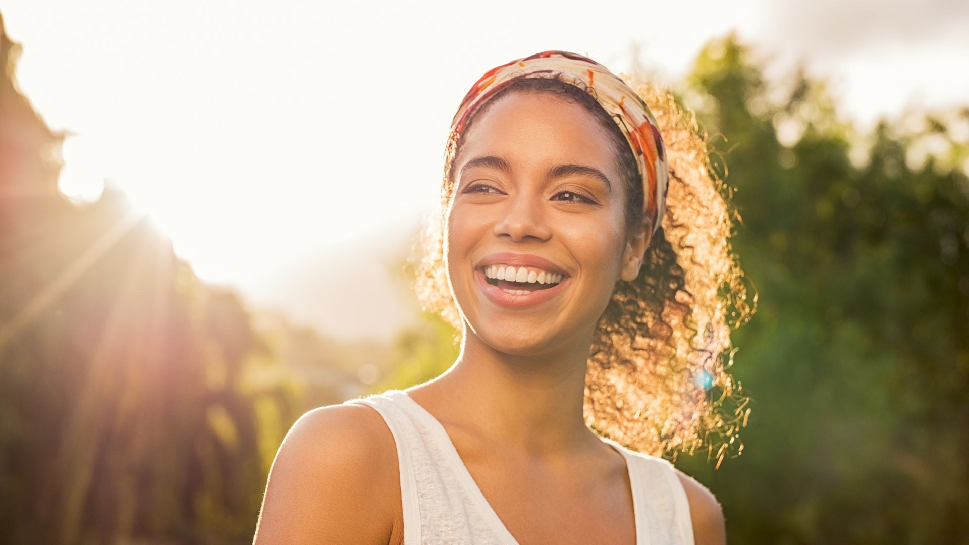 mujer con el pelo rizado sonriente y feliz