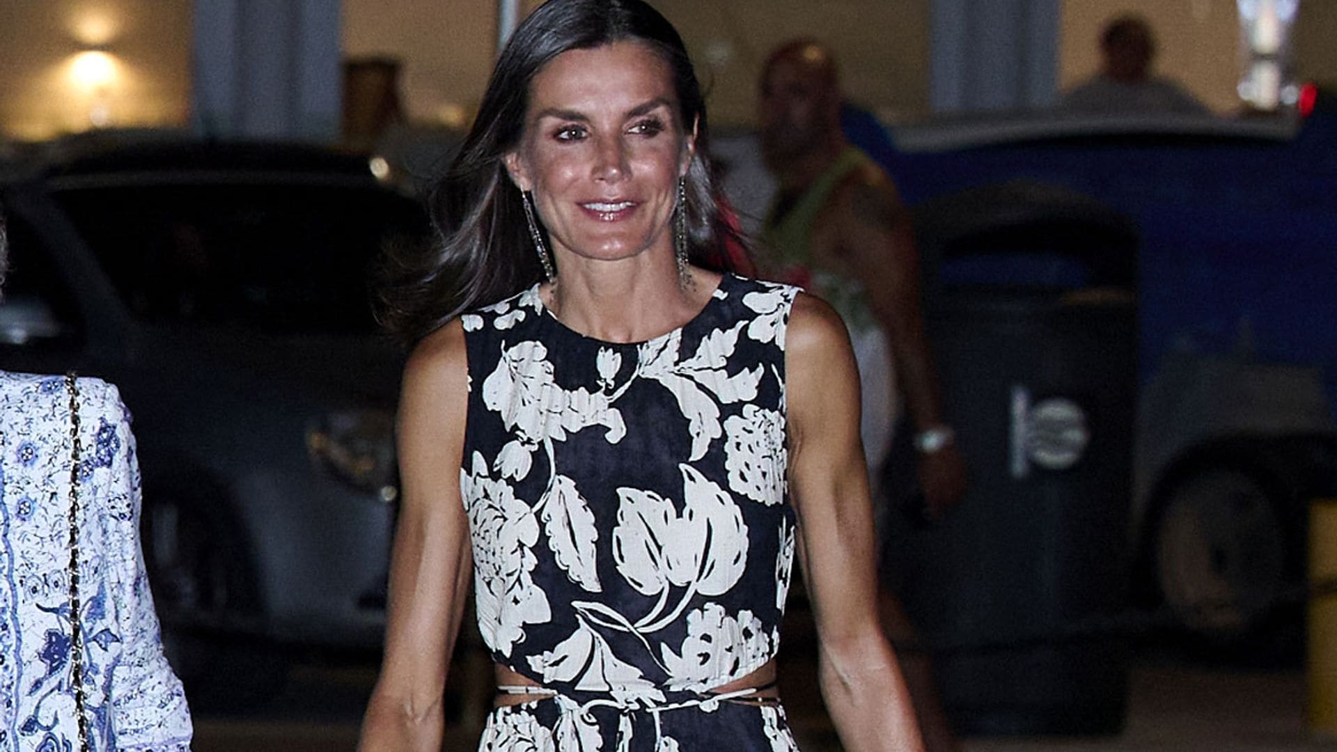 La reina Letizia recupera los 'cut-outs' de su look más viral con un vestido de Mango