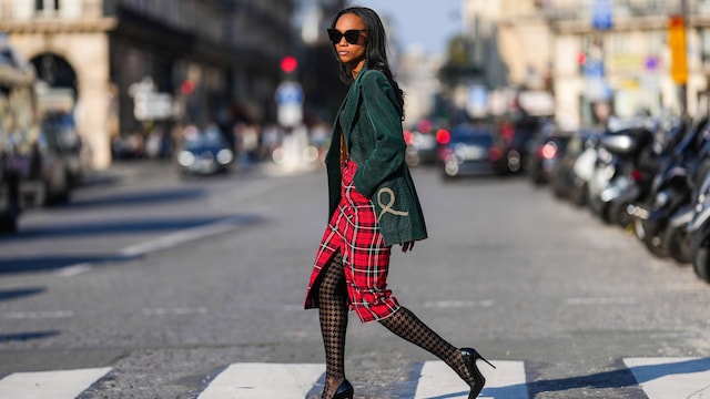 Look con falda escocesa y blazer verde