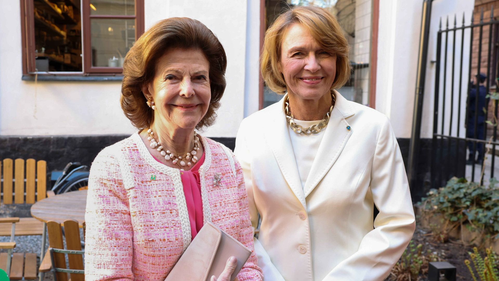 Silvia de Suecia y Elke Büdenbender revolucionan las calles de Estocolmo: así fue su esperado encuentro en el Palacio Real