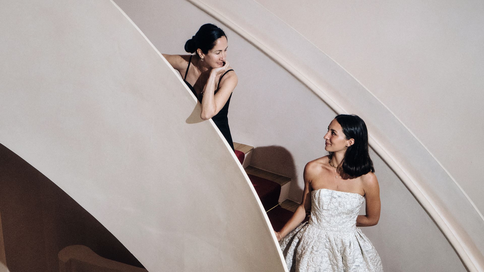 Madre e hija se miran, con una gran admiración mutua, durante las pruebas de vestuario