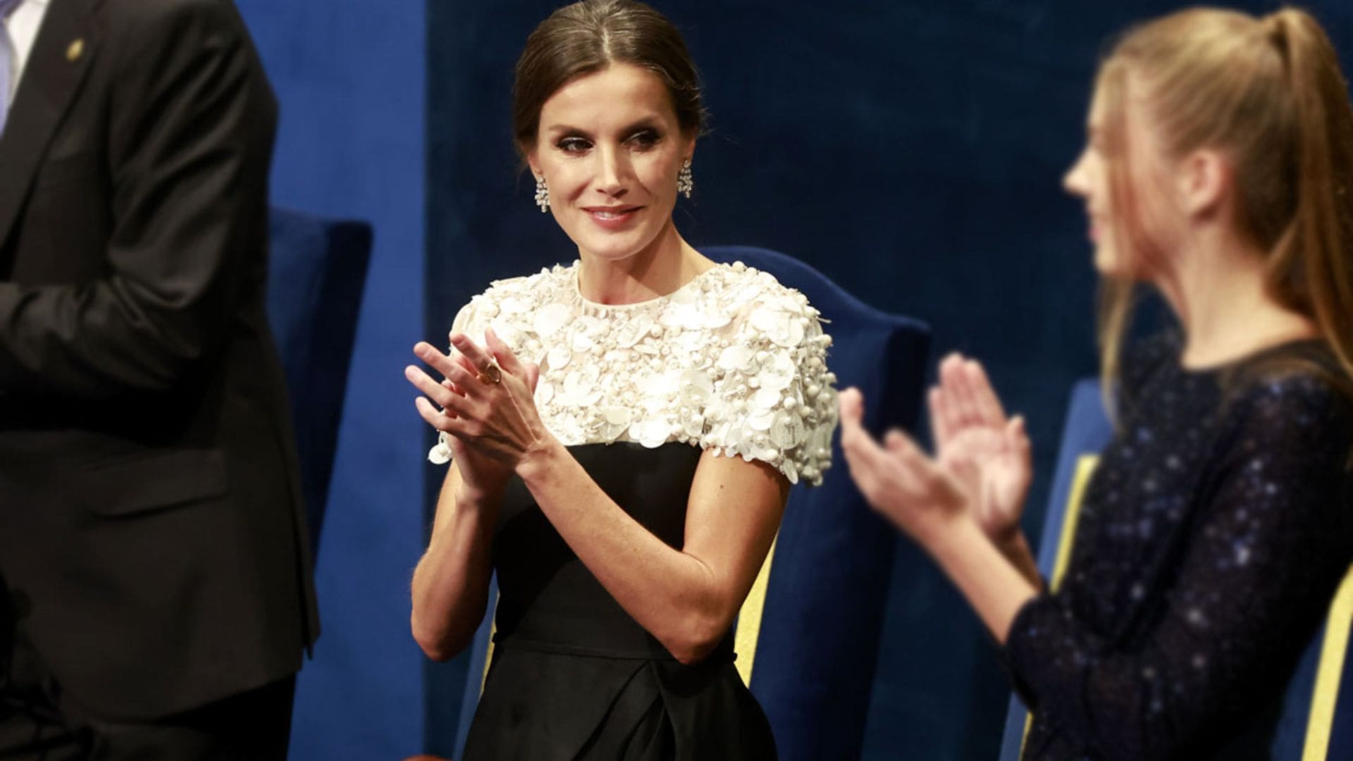 La Reina, fabulosa con un vestido bicolor con detalle floral que llevó antes Sassa de Osma