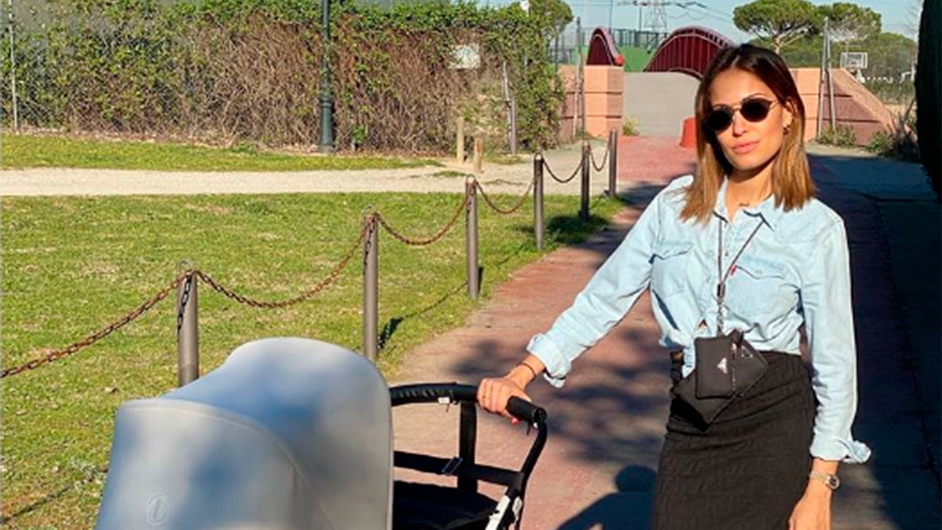 Hiba Abouk muestra que es una gran aficionada a bailar salsa, ¡y su hijo a escuchar música!