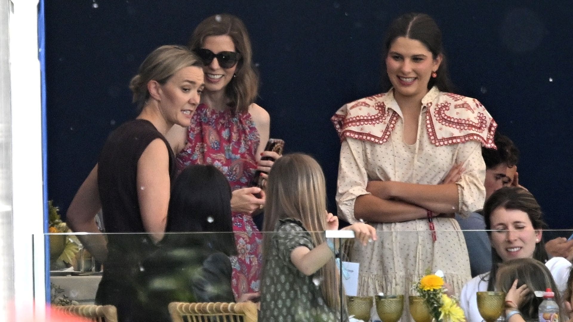 El cariñoso encuentro de Margarita Vargas y su hija Eugenia con Marta Ortega en la hípica