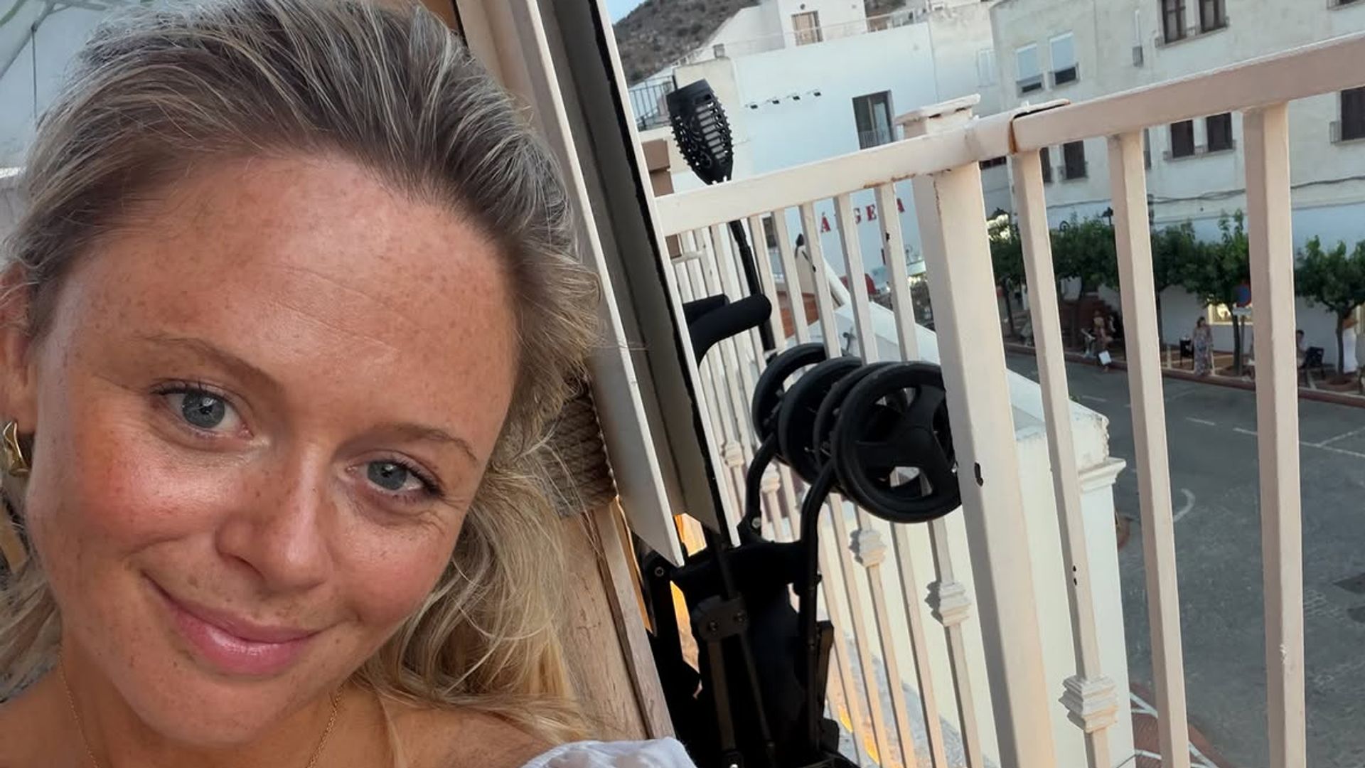 Emily Atack, conocida por sus papeles en The Inbetweeners y Rivals, es una popular actriz y presentadora británica que este fin de semana celebrará su boda con Alistair Garner en Mojácar
