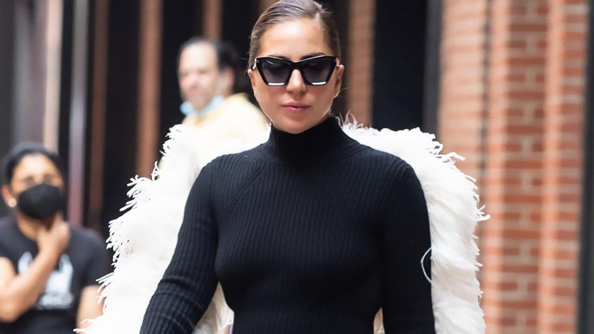 Lady Gaga lo ha vuelto a hacer: un ángel en las alturas con alas y 23 centímetros de tacón