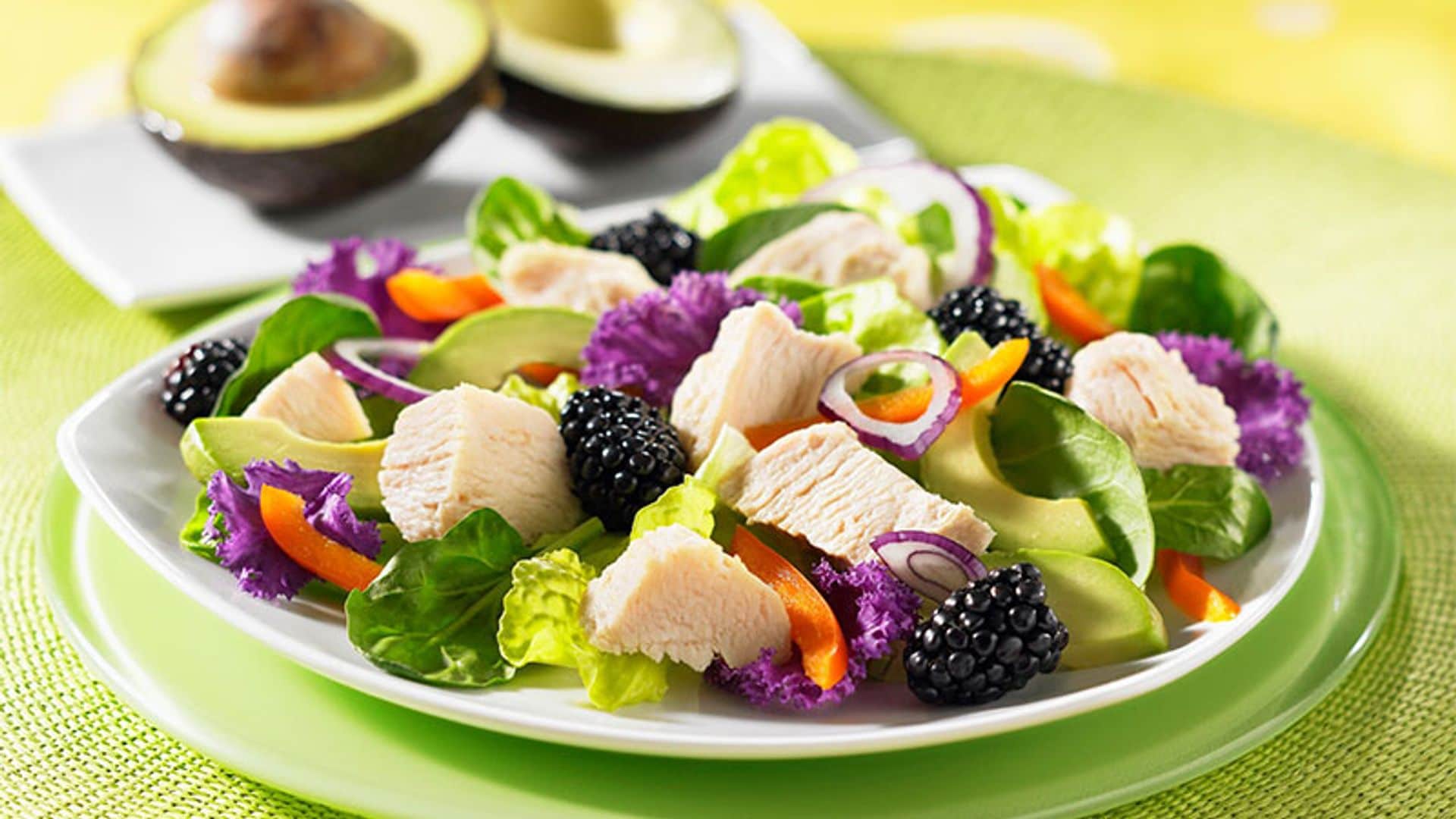 Ensalada de pollo con moras y aguacate