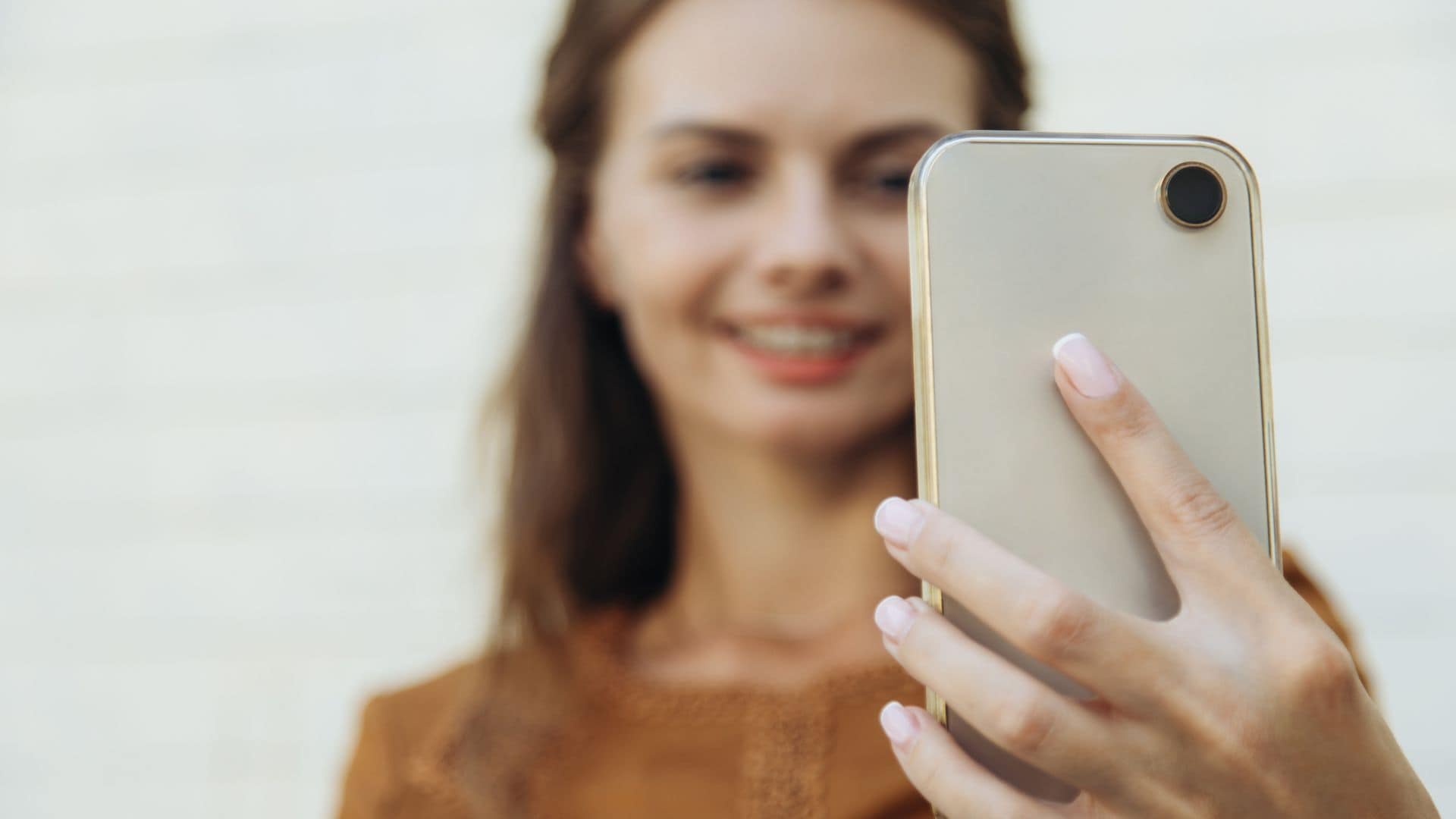 Una mujer usando su teléfono 