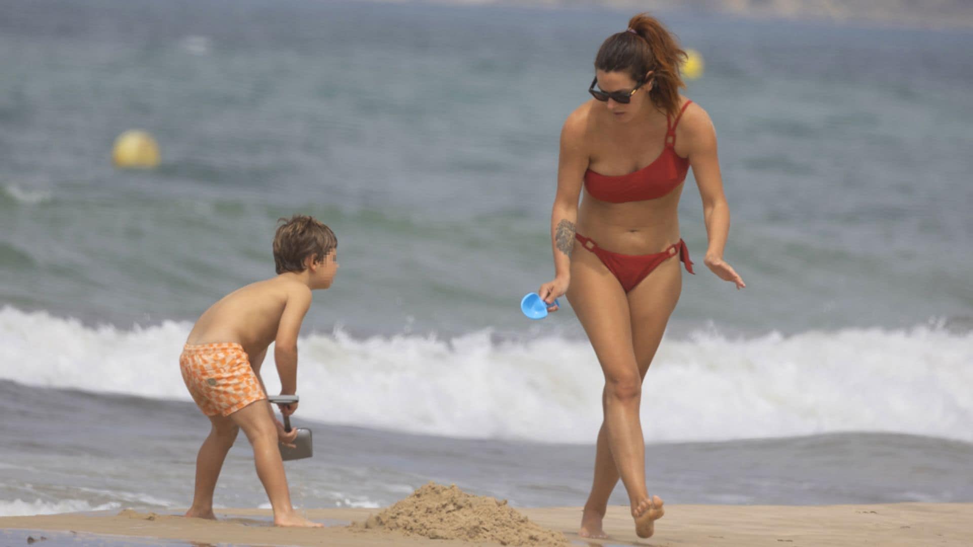 Las imágenes más bonitas de Laura Matamoros y Benji Aparicio con sus dos hijos en la playa