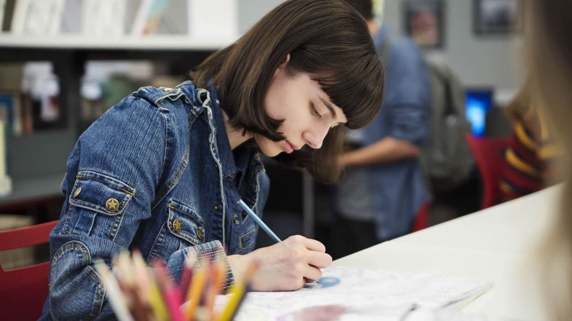 chica pintando