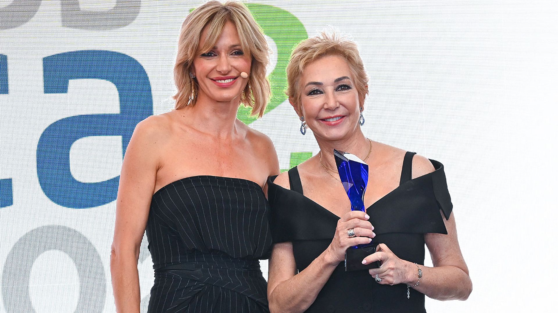 Ana Rosa Quintana recibe un premio de manos de Susanna Griso