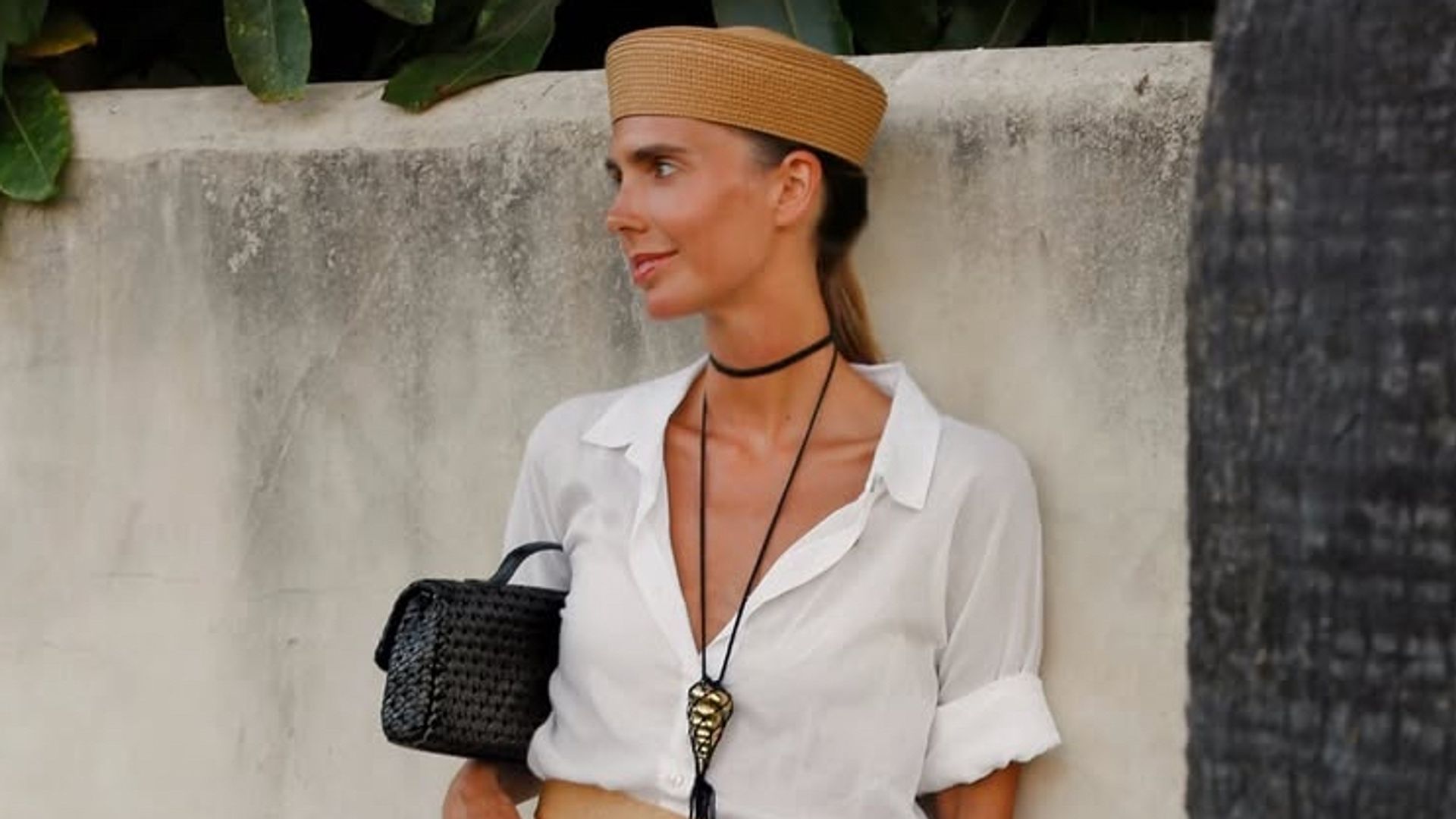 Lucía Bárcena marca cintura con una camisa y un fajín