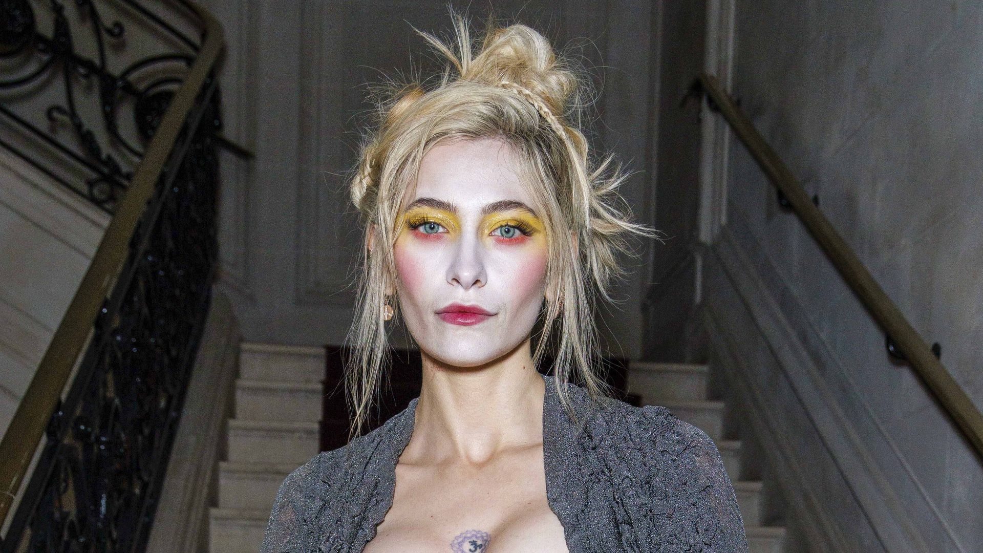 Paris Jackson adopta un atrevido 'look' con sombra amarilla en el desfile de Vivienne Westwood en París