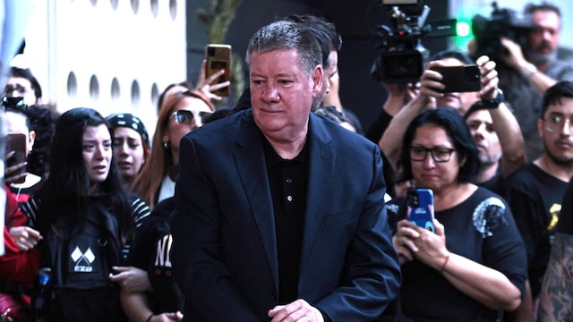 Geoff Payne leyendo los mensajes de cariño hacia su hijo