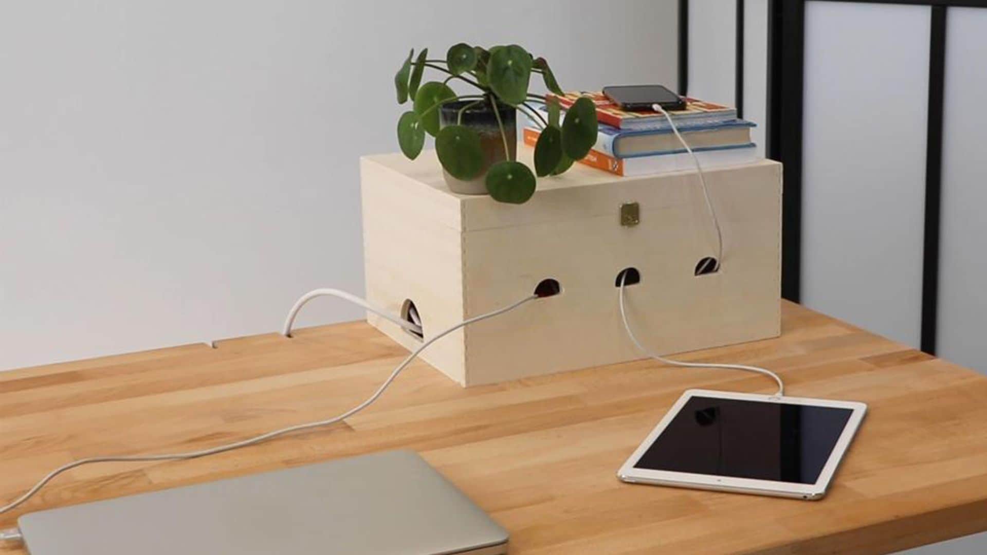 Cómo transformar una caja de madera en un organizador para cables