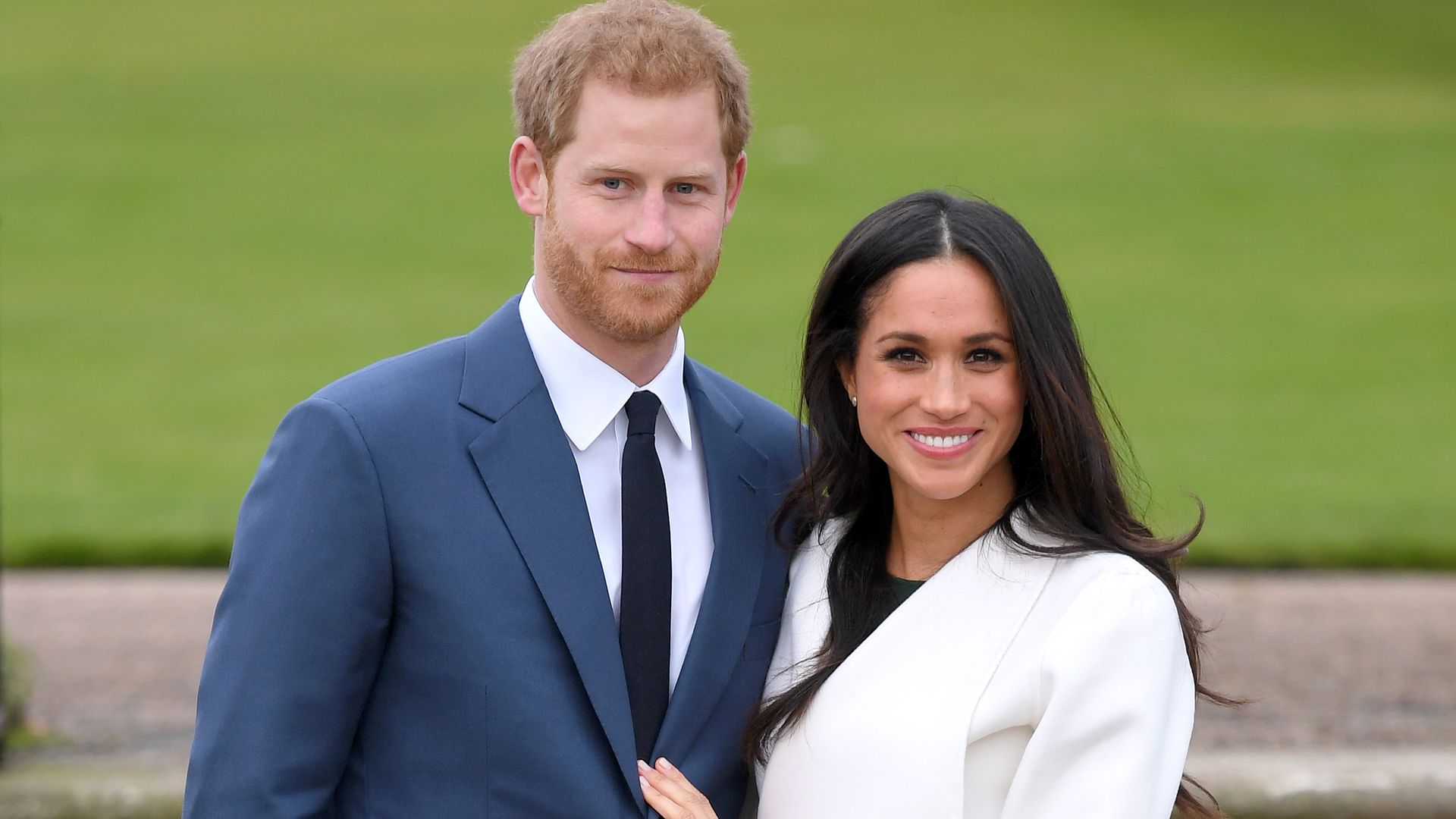 Harry y Meghan posando ante la prensa en el Palacio de Kensington el 27 de noviembre del 2017 anunciando su boda para la primavera de 2018