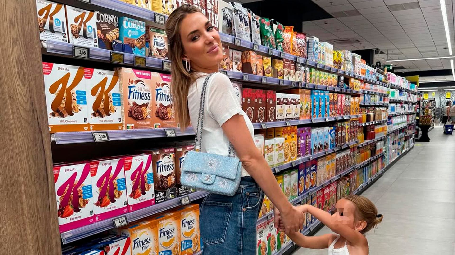 El momento FASHION de Alice Campello y su hija Bella en el supermercado: camiseta blanca, vaqueros y bolsos de lujo