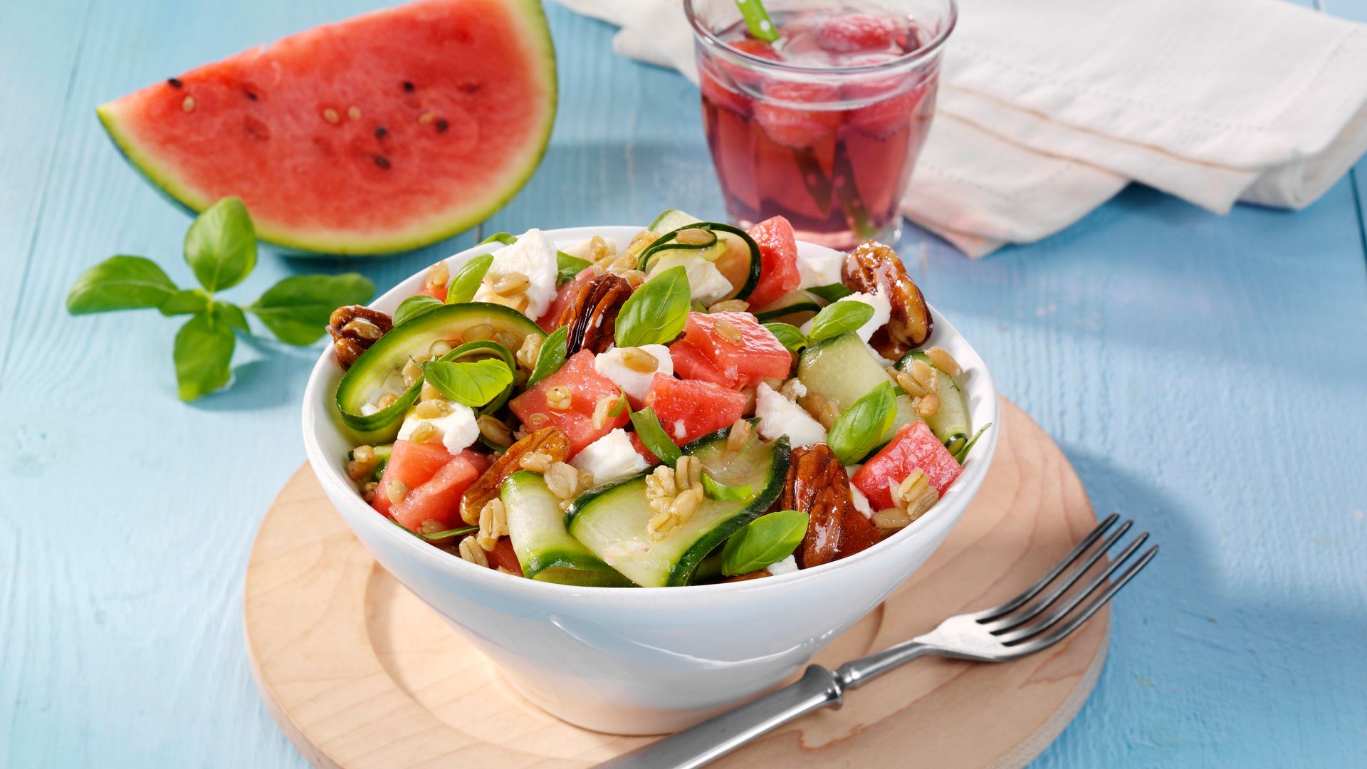 Ensalada de sandía con trigo, pepino, queso y nueces pecanas