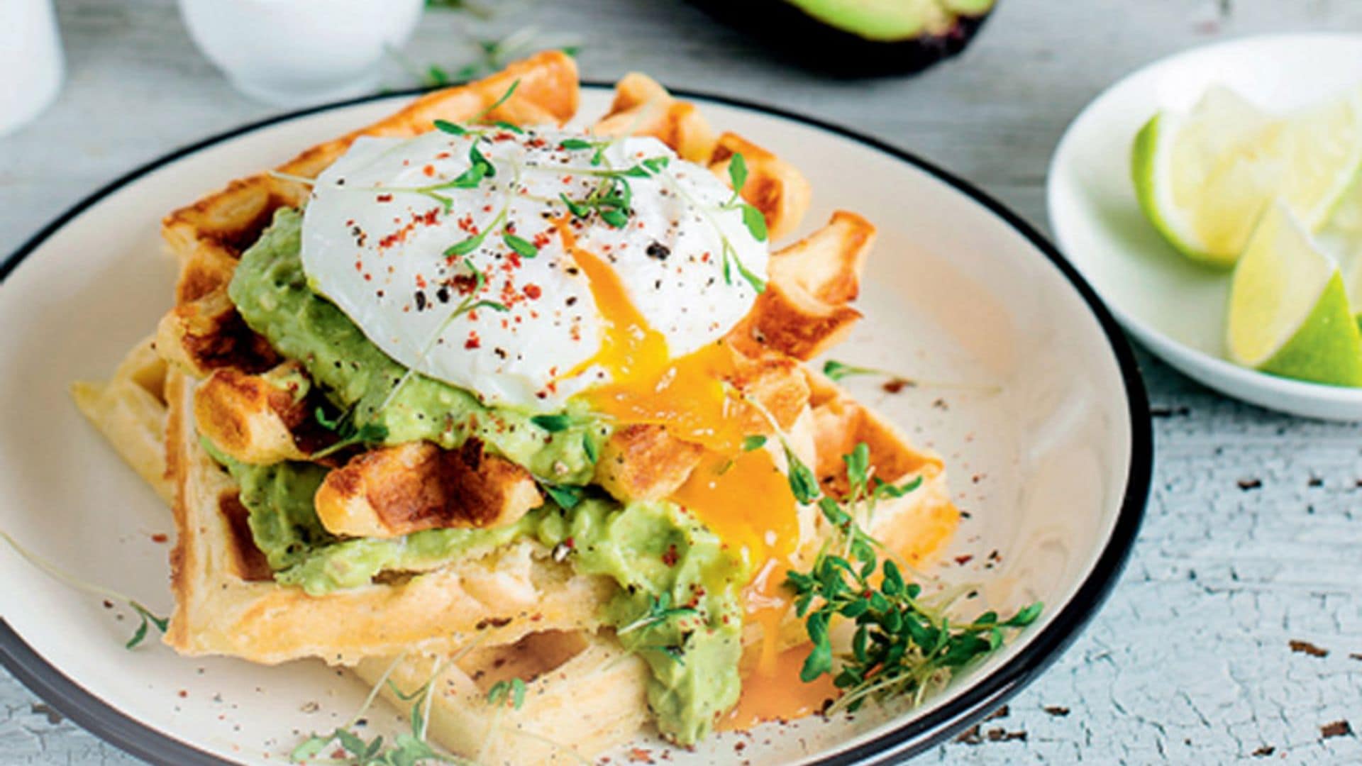 Gofres de queso y huevos poché