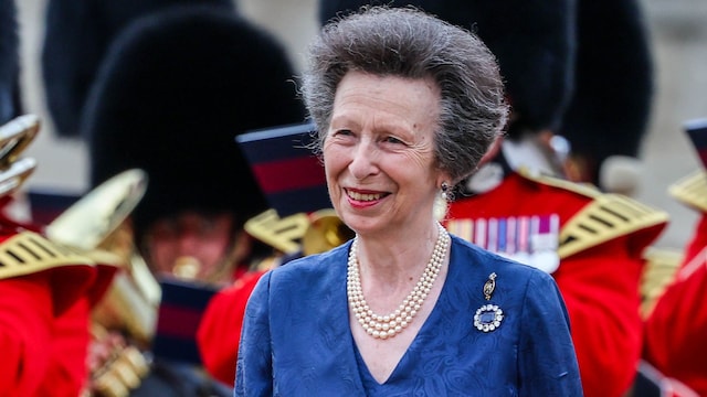 La princesa Ana en Household Division Musical Spectacular 2025 en Londres, con broche de zafiro y diamantes, una joya familiar con historia