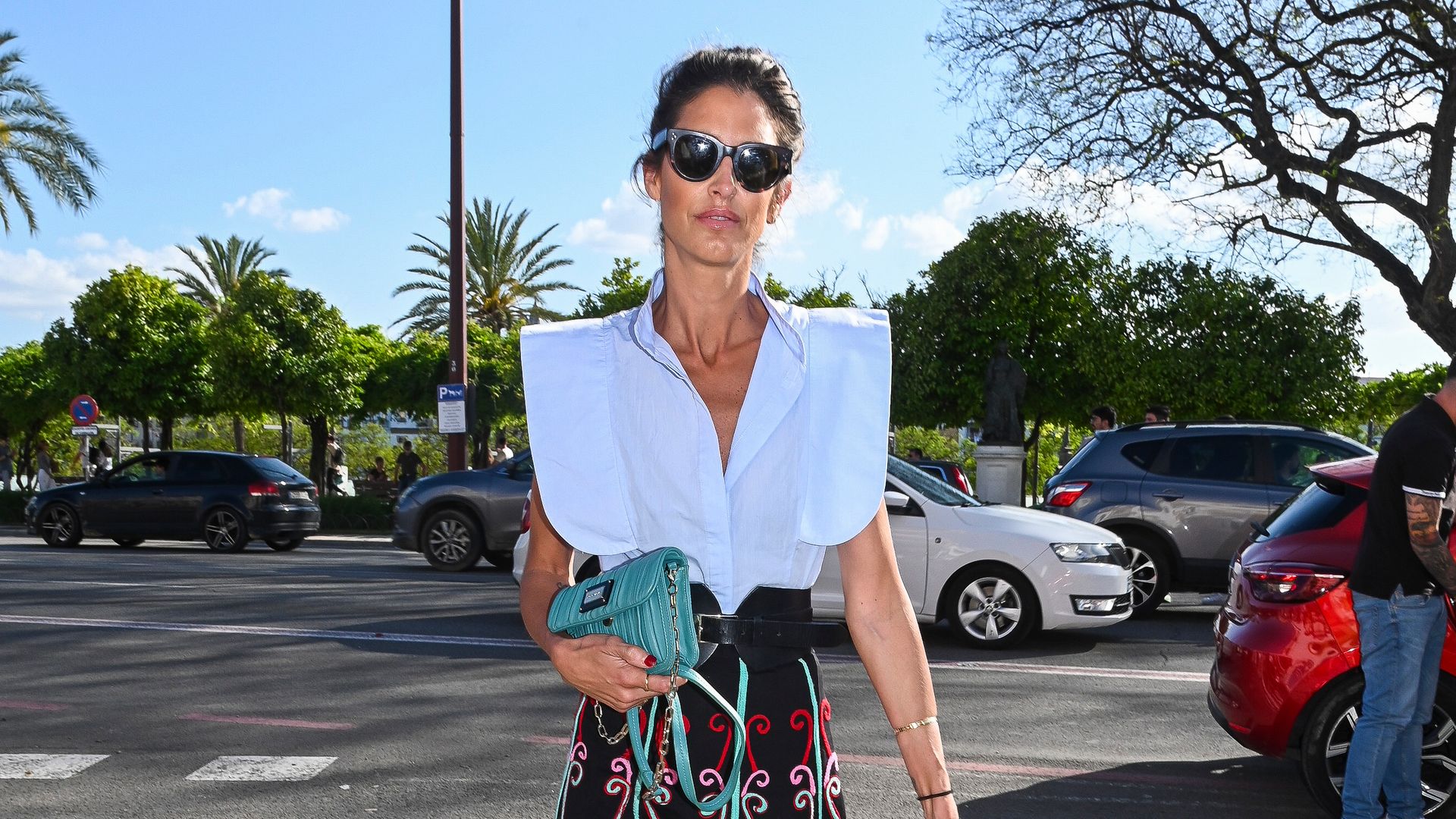Inés Domecq triunfa en Sevilla con un elegante look de camisa y maxifalda bordada para una tarde de toros
