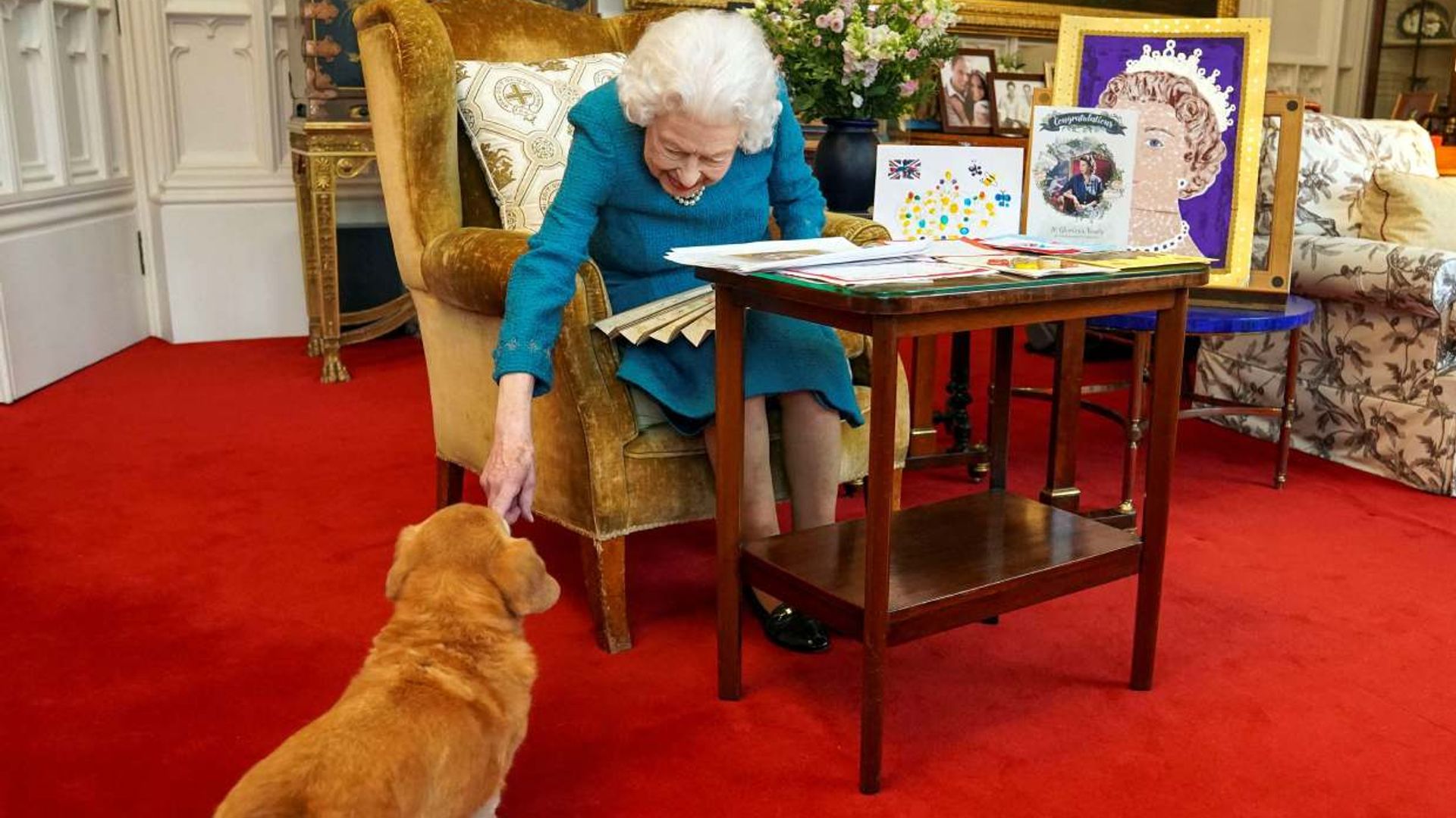 Isabel II, sorprendida por su mascota mientras se divierte con los regalos más ingeniosos por su Jubileo