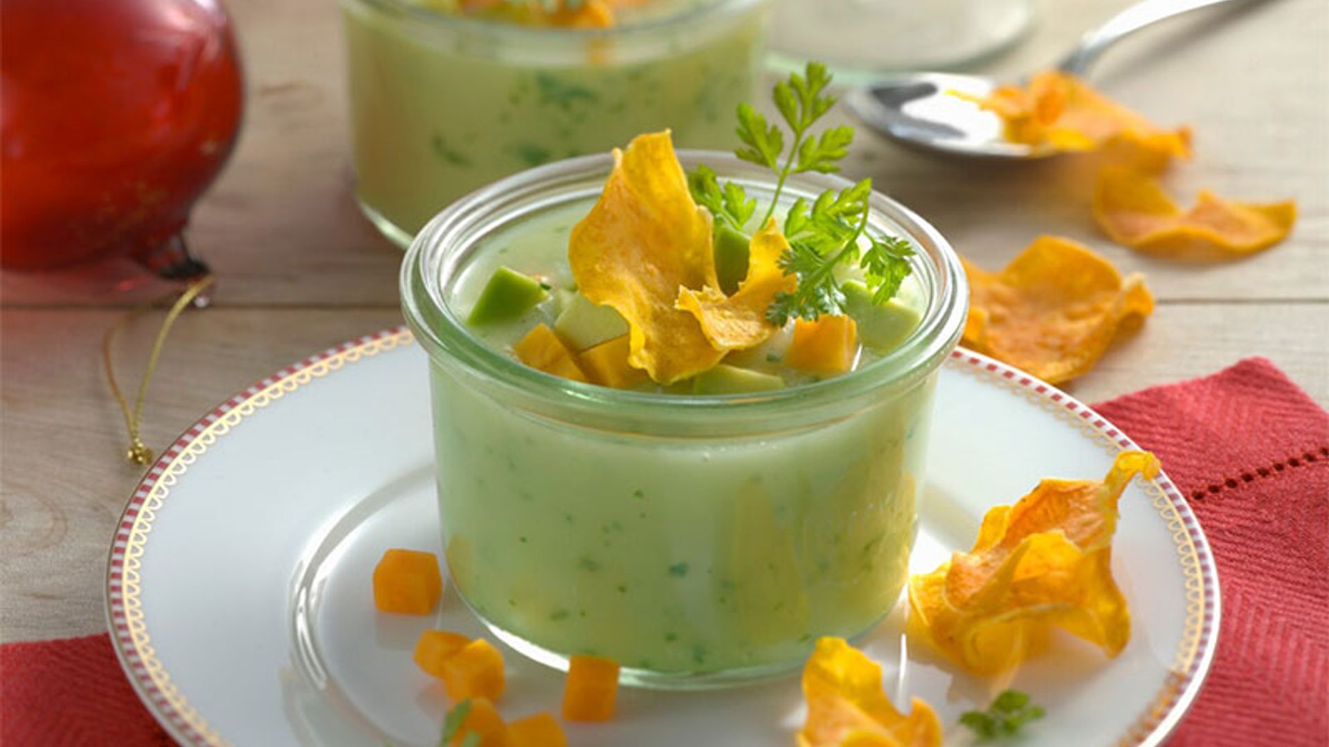 Crema de aguacate y patata con chips de calabaza