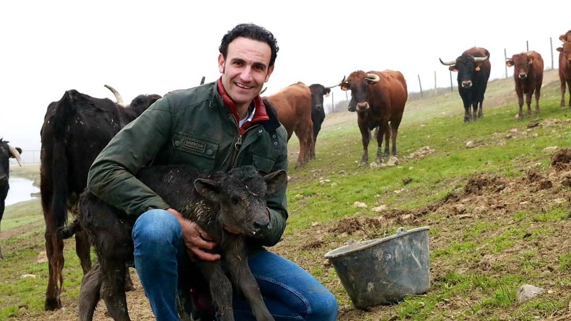 El torero Alberto Álvarez, en la UCI tras caer en una trituradora, seis meses después de su pedida de mano