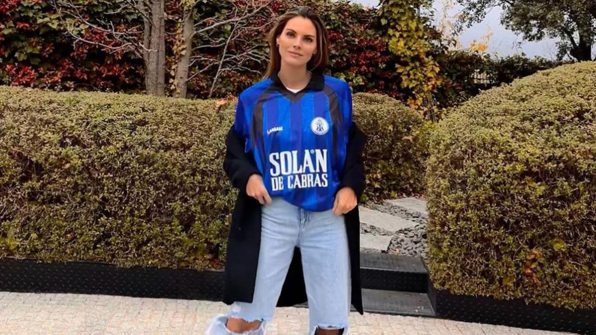 Por qué 'celebrities' y prescriptoras han hecho de la camiseta de fútbol el nuevo básico de moda