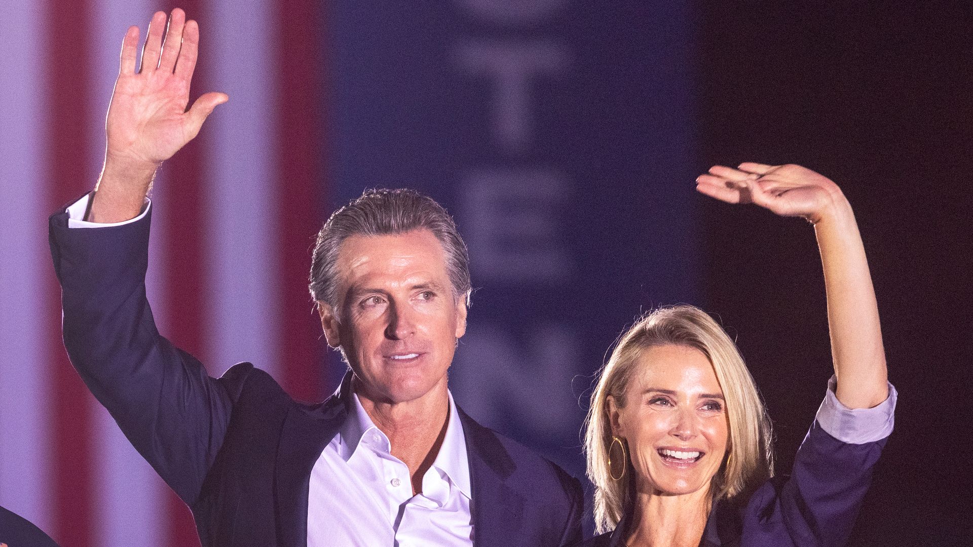 Quién es Gavin Newsom, el gobernador de California que desafía a Trump y está casado con la actriz Jennifer Siebel
