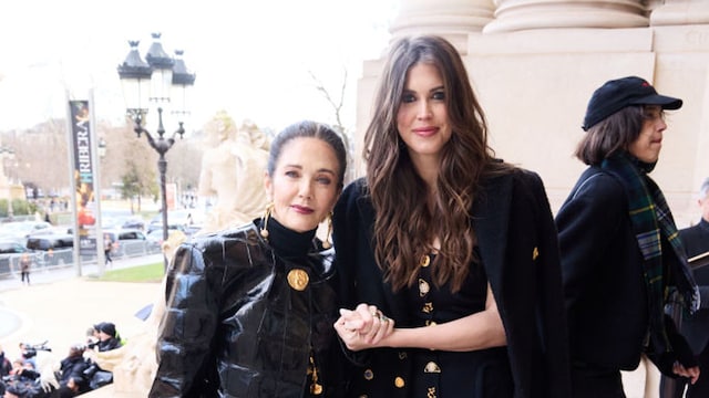 Lynda Carter, la icónica 'Wonder Woman', y su hija deslumbran en la Semana de la Moda de París
