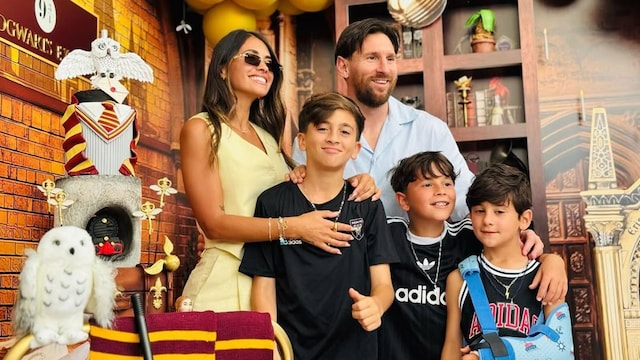 Antonela Roccuzzo y Leo Messi con sus hijos en Universal