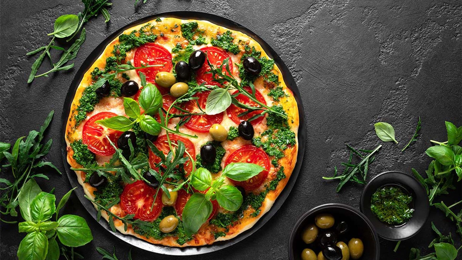 Pizza vegetariana con queso y pesto