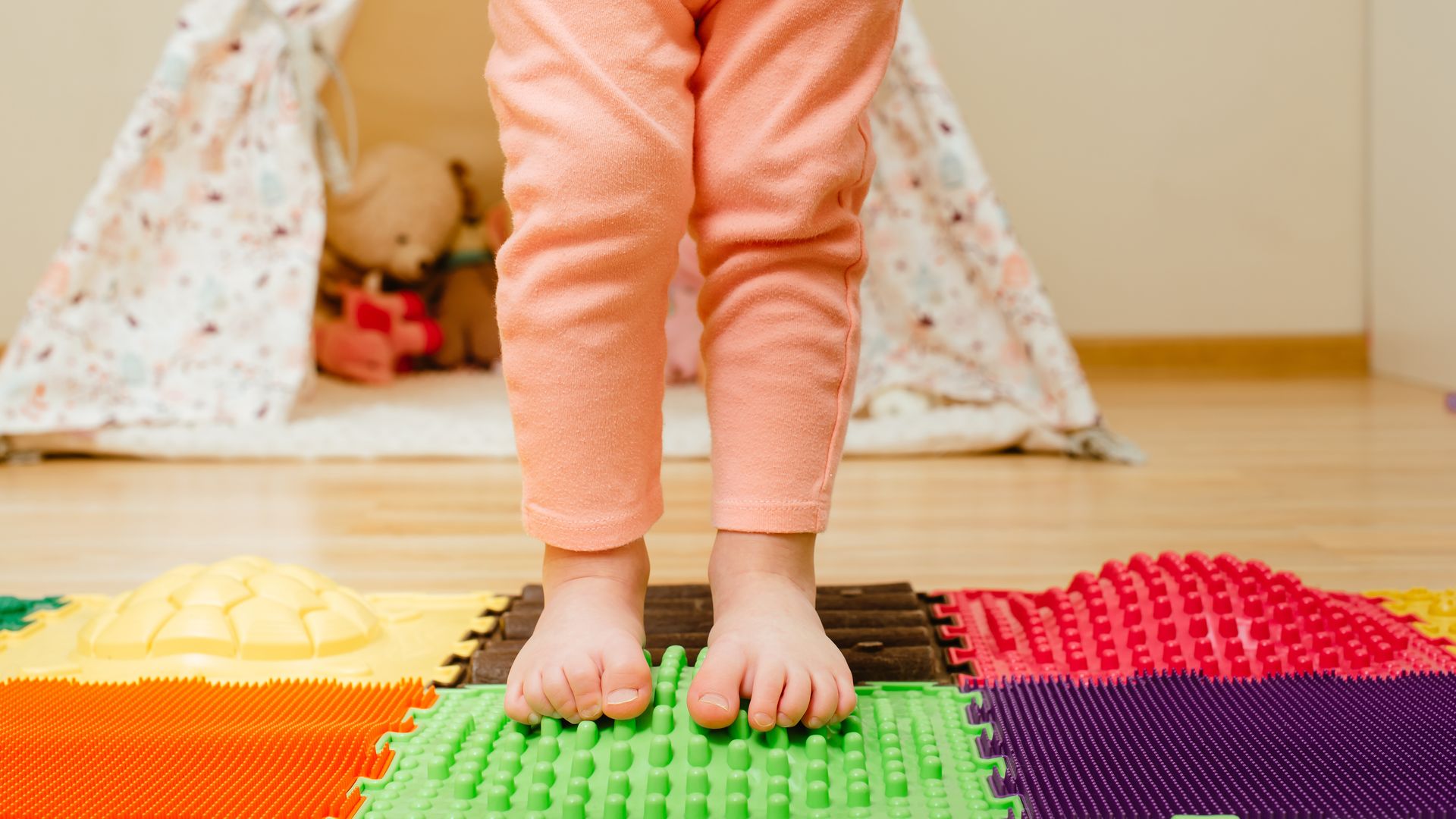 ¿Por qué se desvían los dedos de los pies de los niños y qué riesgos conlleva?