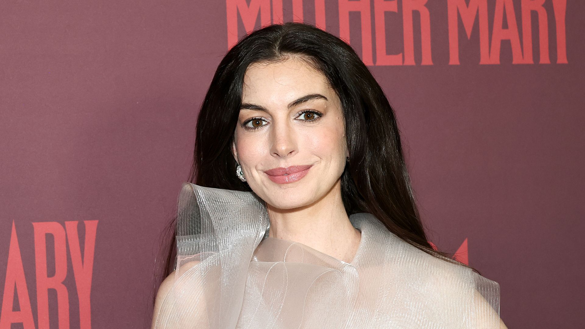 Anne Hathaway regresa el furor por el cabello XL