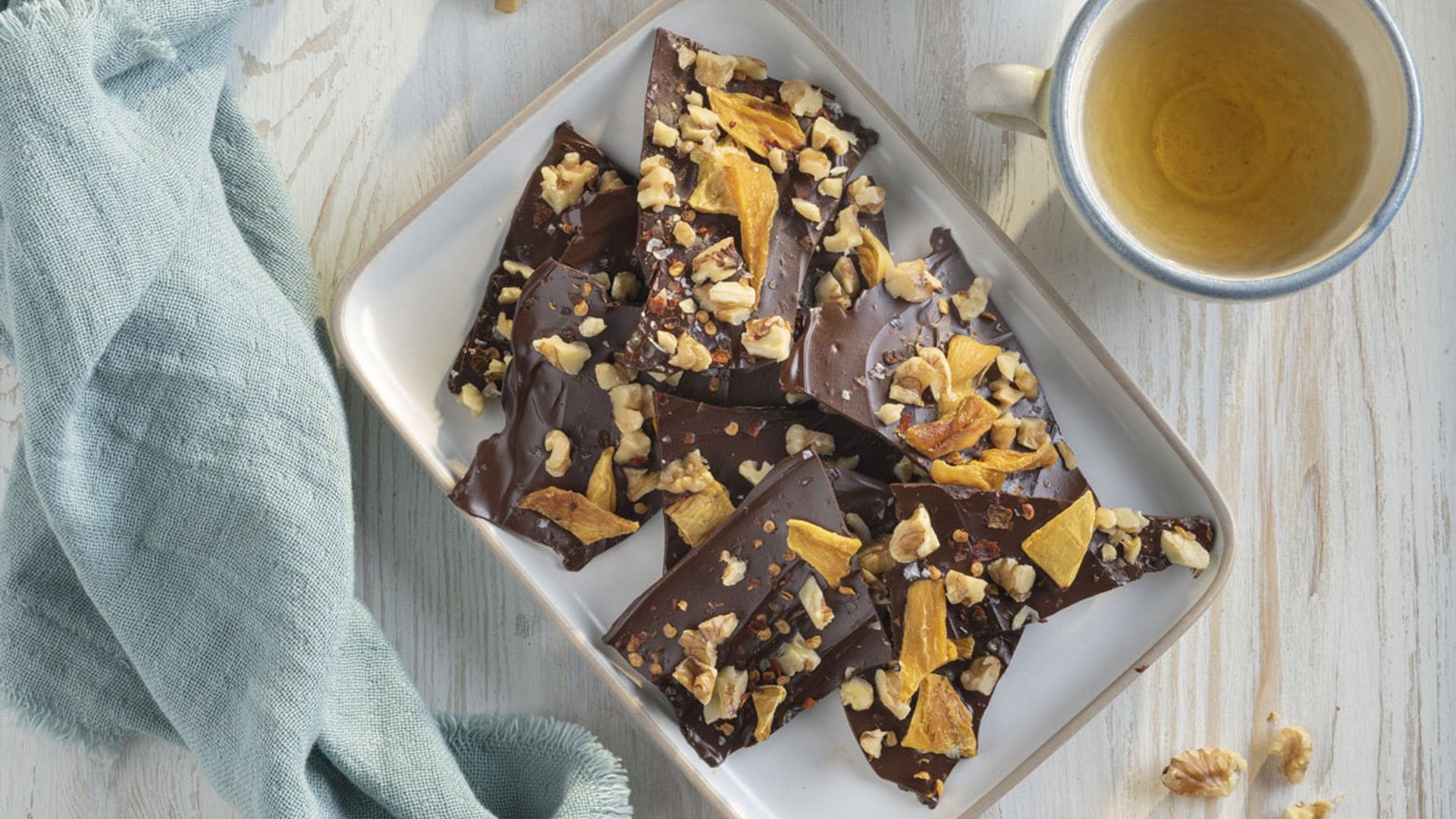 Crujientes de chocolate con mango deshidratado