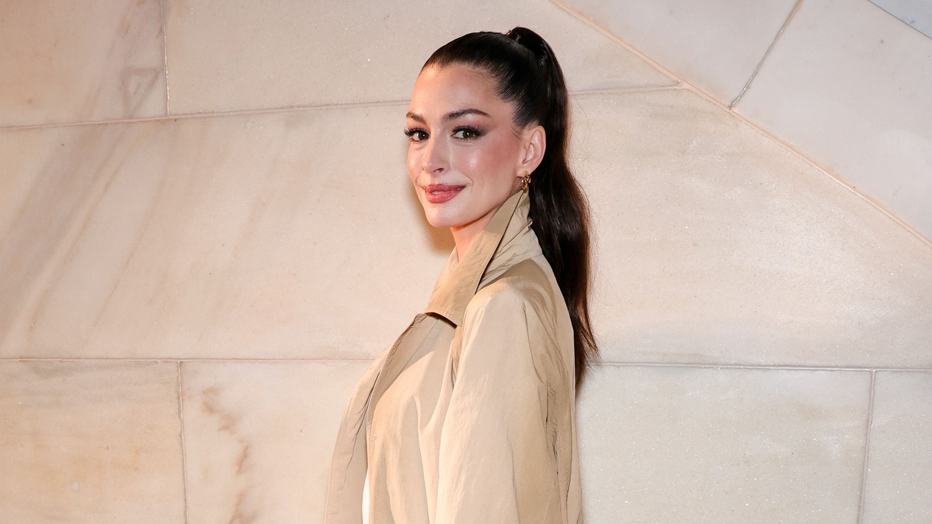 Anne Hathaway impone estilo con un 'look total denim' y los tenis más 'trendy'