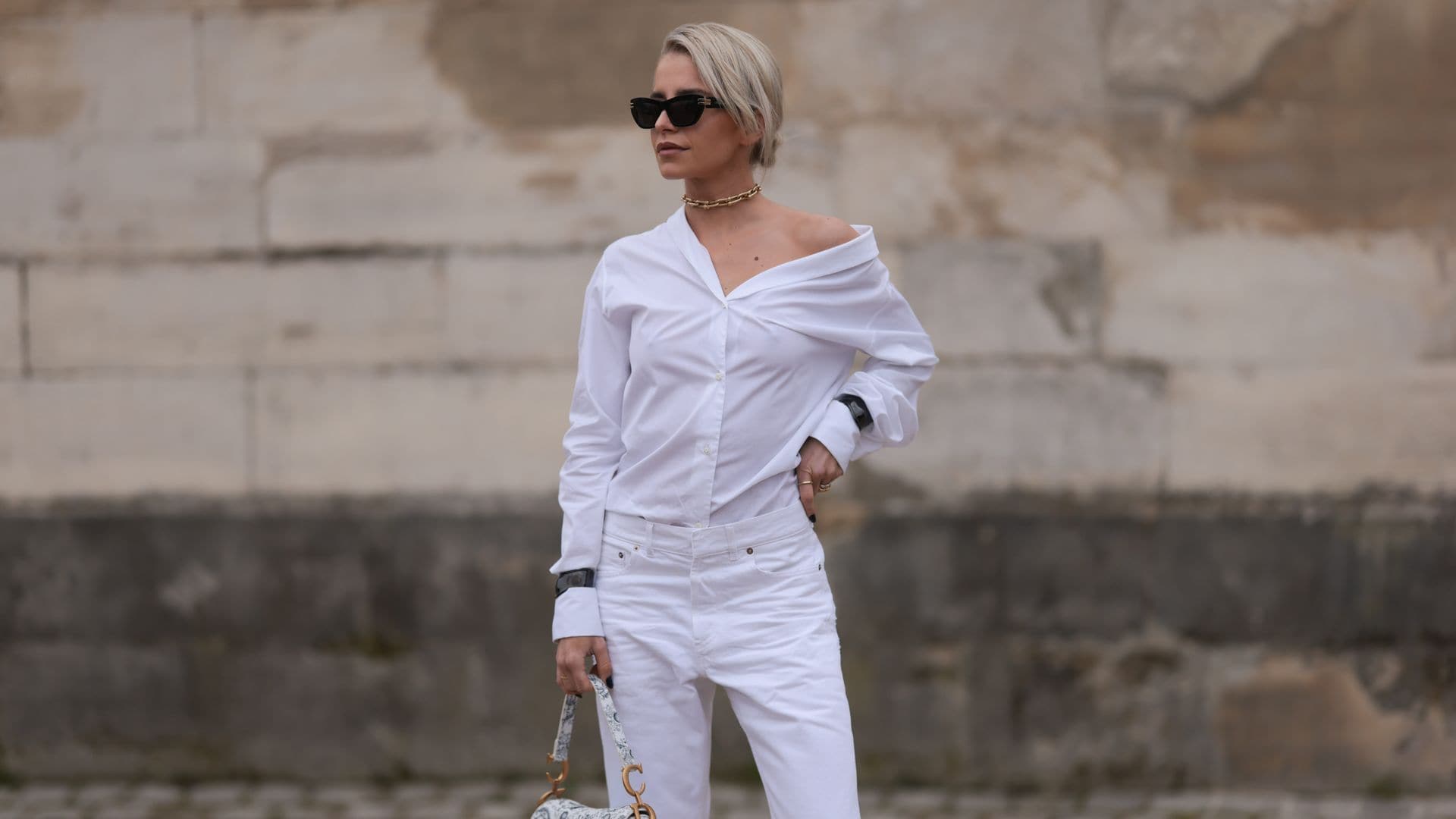 Caroline Daur con una blusa blanca