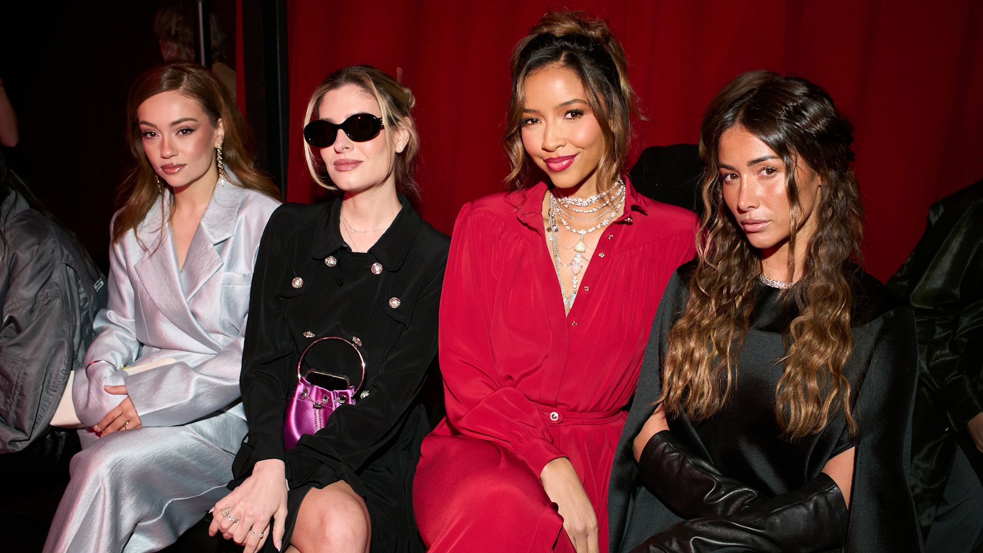 Asistentes al desfile de La colección virtual creada con inteligencia artificial de Alexis Mabille 