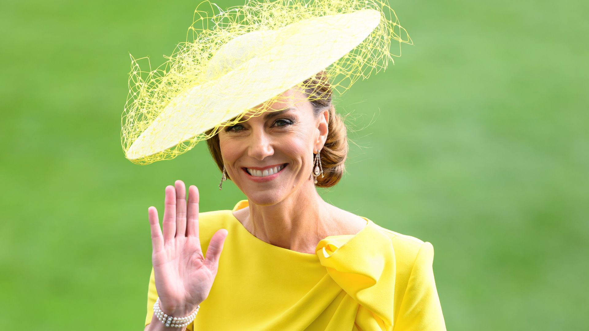 Kate Middleton regresa a Ascot por todo lo alto con un impresionante look amarillo y tocado con velo de red
